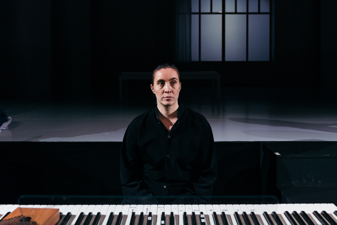 Se saattaa olla ihminen Ryhmäteatteri 2025 ohj Anna Jaanisoo, kuvat Mitrko Härkönen